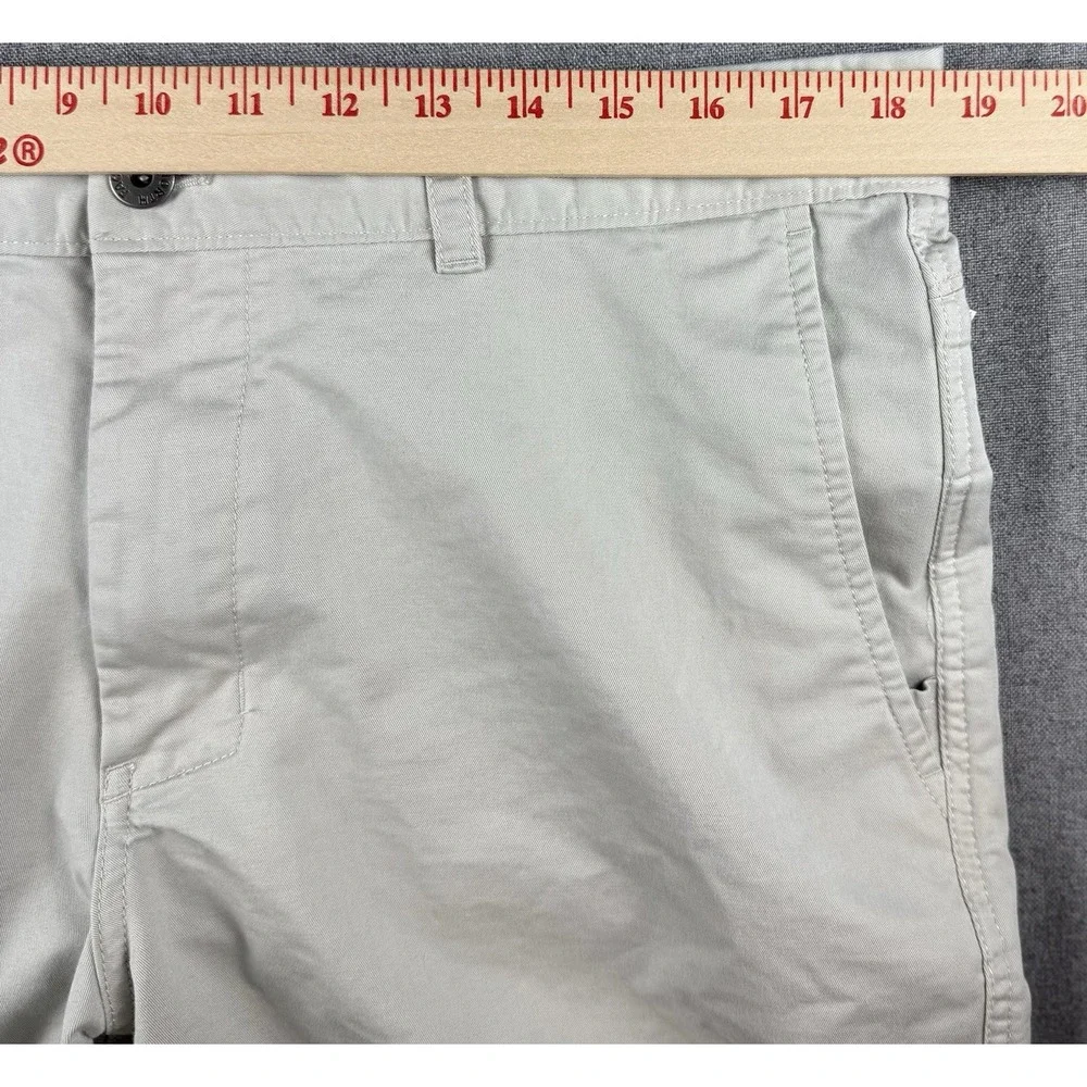 The North Face Men's Light Gray Shorts Size 36 Stretch Outdoor Hiking Casual